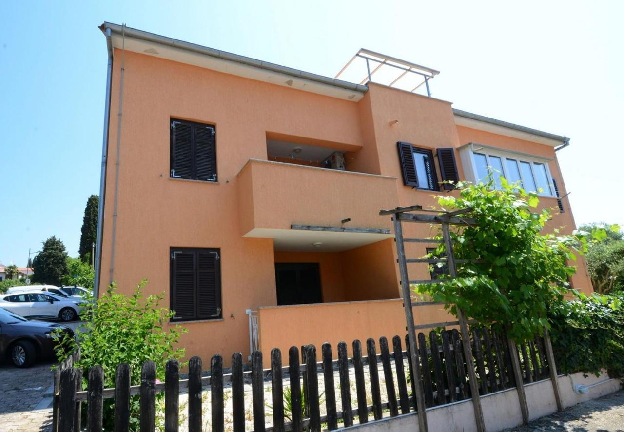 Filipin Apartment *